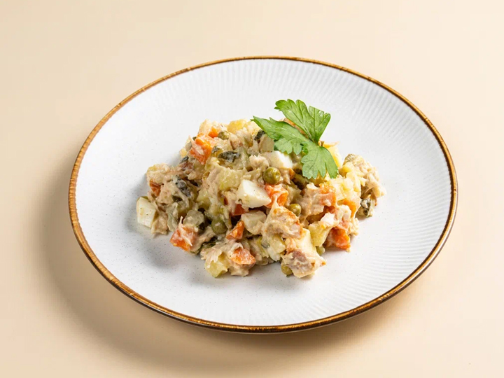 Кремлёвский салат с подкопчённой куриной грудкой 
