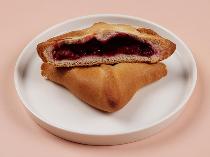 Пирожок постный с вишней