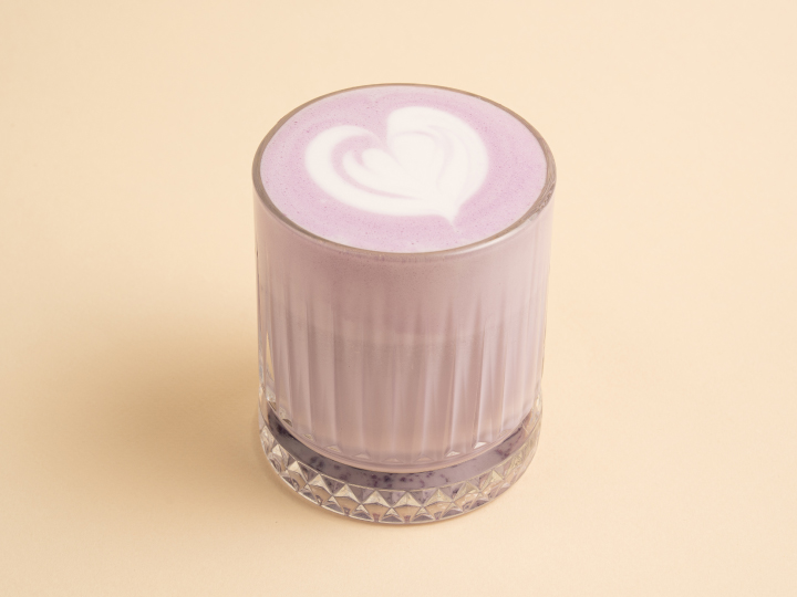 Фиолетовая матча-бузина на альтернативном молоке