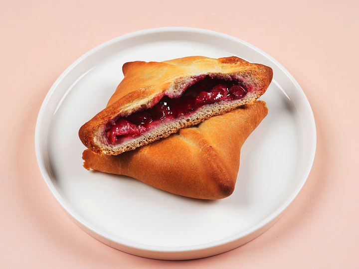 Пирожок постный с вишней