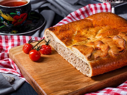 Пирог сдобный с мясом