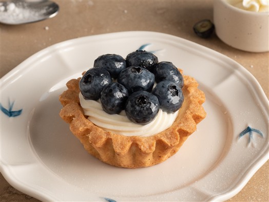 Пирожное Корзиночка с кремом и голубикой