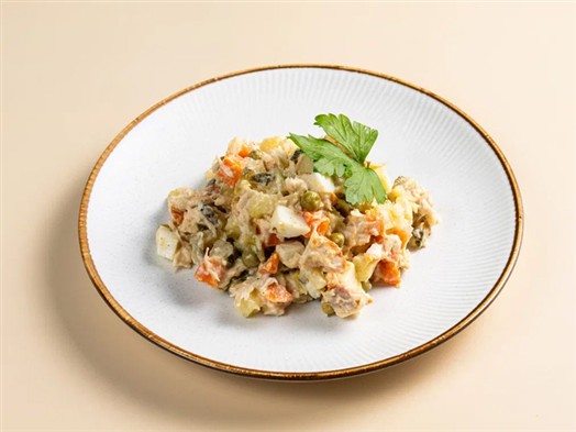 Кремлёвский салат с подкопчённой куриной грудкой 