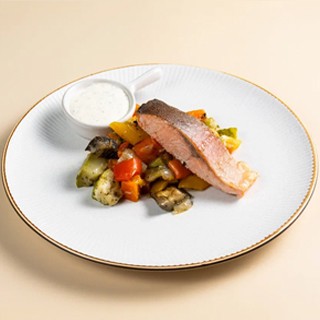 Лосось запеченный с овощами