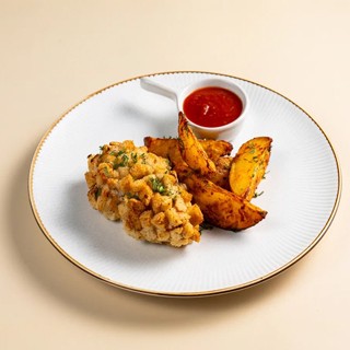 Пожарская котлета с печёным картофелем и томатным соусом