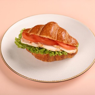 Круассан-сэндвич с курицей и соусом релиш за 2 шт