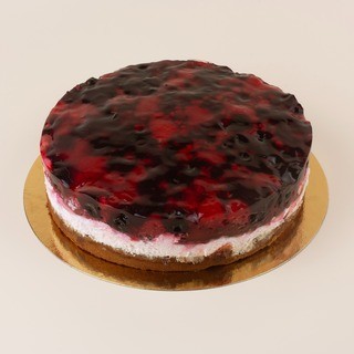 Торт Йогуртовый с малиной и черной смородиной