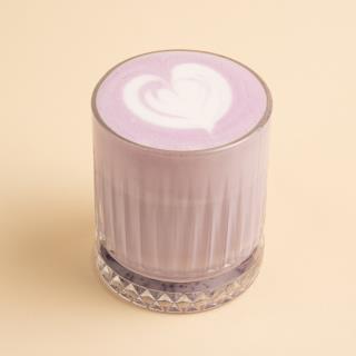 Фиолетовая матча-бузина на альтернативном молоке